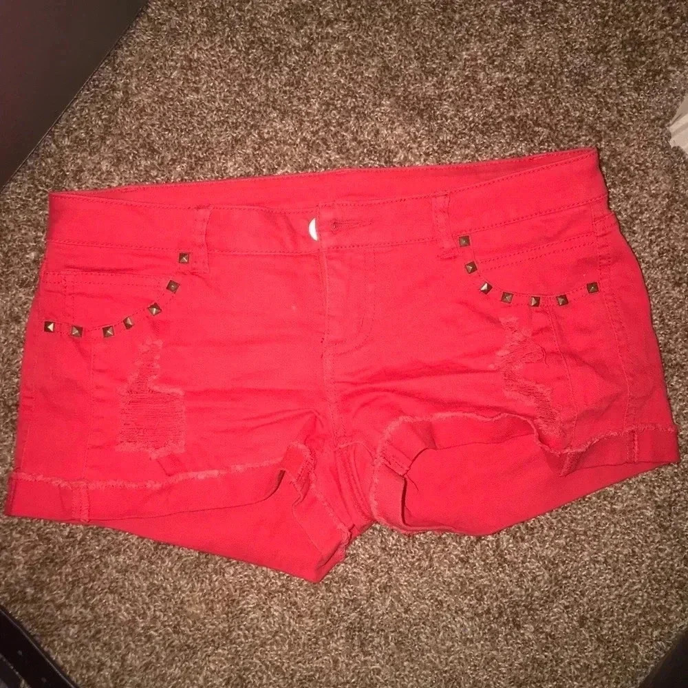 ✅Red studded jean shorts 🌟